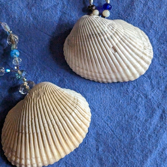 Handcrafted decoupaged hanging shell duo of birds in snow beaded - Picture 3 of 4